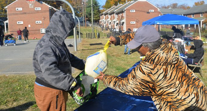 Local gun prevention coalition hosts ‘Thanksloving’ for families in Cleveland Ave. Homes